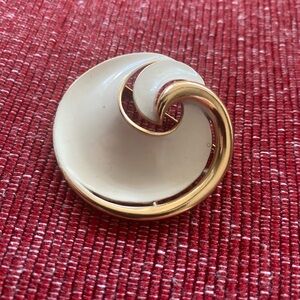(JE25A) Vintage Elegant Gold and Cream Enamel Swirl Brooch Signed Trifari